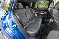 フロントシートの背面が深く掘り込まれているため、後席の足元は大変広々としている。