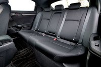 荷室容量を確保するために、後席は新型「シビックセダン」より35mm前に設置されているというが（ホイールベースはともに2700mm）、十分な広さが確保されている。