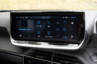 センタースクリーンのサイズは10インチ。ドライバーに向けてグイッと曲げてレイアウトされていることがよくわかる。