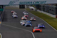 GT500クラスのスタートシーン。予選で上位を占めたホンダ勢を先頭に第1コーナーへと向かう。
