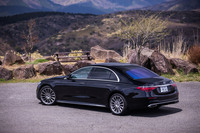 今回の試乗車は「オブシディアンブラック」と呼ばれるメタリックカラーをまとい、内外装をスポーティーに仕立てるオプションの「AMGライン」が選択されていた。