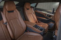 「ウルス」の乗車定員は、標準の状態で5人。オプションとして、写真のように後席を独立型の2人掛けにすることもできる。