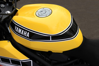 特徴的な外装には、アメリカのパーツメーカー、GG Retorofitzのカウルやタンクカバーを使用している。