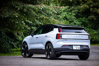 「EX30ウルトラ ツインモーター パフォーマンス」のボディーサイズは全長×全幅×全高＝4235×1835×1550mmで、従来型と同数値。車重は「EX30ウルトラ シングルモーター エクステンデッドレンジ」が1790kgであるのに対してこちらは1880kgとなる。