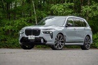 国内には2022年末に上陸した「BMW X7」のマイナーチェンジモデル。シトロエン各車のような上下2段式のヘッドランプを新たに採用した。