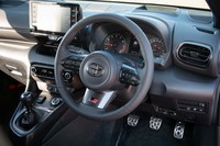 ステアリングホイールには「GR」ロゴが備わる。右スポーク上のスイッチ類を見るに、アダプティブクルーズコントロール機能が付いているようだ。