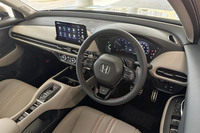 「ZR-V e：HEV Zクロスツーリング」のインテリア。オレンジステッチが施されたグレージュ内装を採用する。