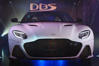 大開口のフロントグリルが、「DB11」とのパフォーマンスの違いを印象づける。