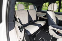 3列目シートは、広さは申し分なく、着座姿勢もいたってまっとう。ドリンクホルダーもあり、オプションで5ゾーンエアコンも用意されるなど、十分に実用的なものとなっていた。