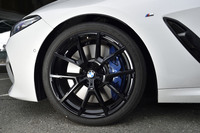 試乗車には、前245/35R20、後ろ275/30R20サイズの「ブリヂストン・ポテンザS007」ランフラットタイヤが装着されていた。ホイールはオプションの「Mテクニックスポーツパッケージ」に含まれる「MライトアロイホイールYスポークスタイリング728M」。