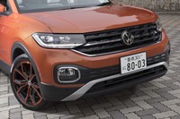 フロントマスクでは、ボディーサイドにまで回り込んだヘッドランプでワイドさを表現している。