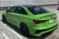 「RS 3セダン」のボディーサイズは全長×全幅×全高＝4540×1850×1410mm、ホイールベースは2630mmで、車重は1600kg。4WDシステム「クワトロ」には、リア左右輪のトルクをコントロールする「RSトルクスプリッター」が標準で搭載されている。