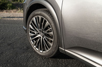 タイヤのサイズは、モデルにより235/50R21（写真）または235/60R19となっている。