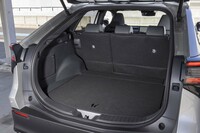 荷室にはゴルフバッグを横向きに4つ積載可能。後席背もたれは60：40分割で前に倒せる。