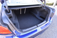 荷室容量は530リッター。後席の背もたれには40：20：40の分割可倒機構が備わる。