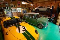 オーナーの本橋さんにとって思い入れの強いクルマがエラン。このレーシングは3台目のエランである。隣のMk.1のミニは比較的最近やってきた。これはもっぱら街乗り用である。