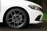 タイヤサイズはガソリン車と同じ235/40R18。ただし銘柄は異なり、「e：HEV」には「ミシュラン・パイロットスポーツ4」が採用される。