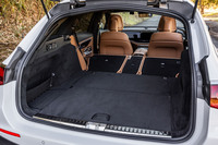 後席の背もたれを前方に倒すと、荷室容量を1830リッターに拡大できる。リアバンパー下部に足を差し入れる動作でリアゲートを開閉できる「フットトランクオープナー」が標準で装備される。