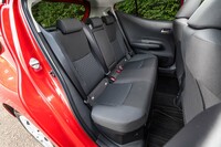 前後シート間の距離は先代モデルよりも20mm大きい880mm。リアドアの開口幅が大きく乗り降りしやすい。