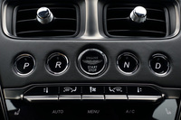 ZF製8段ATのシフトセレクターは押しボタン式。手動での変速は、ステアリングコラムに備わるシフトパドルで行う。