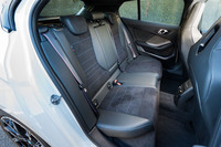 モデルチェンジに際して後席空間の拡大はうたわれていないが、前席の背もたれの裏側をへこませたことで膝まわりが広くなった。