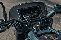 装備類も一気にモダンになっており、液晶メーターには既存のモノクロディスプレイに換えて、コネクテッド機能を備えた新開発の5インチガラスTFTカラーディスプレイが採用された。ハンドルバー左側の、バックライト付きのスイッチで操作する。