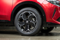 18インチのホイールはテレホンダイヤルデザイン。ホールは5つだが4穴で締結している。