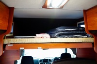 キャビンの上になる部分にも大きなベッドが用意される。