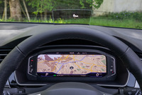 「アドバンス」グレードには、ヘッドアップディスプレイとデジタルメータークラスター「デジタルコックピットプロ」がセットで標準装備されている。