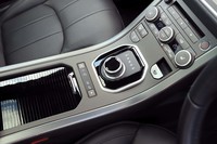 センターコンソールに備わる、ダイヤル式のシフトセレクター。最新の9段ATは、エンジンの回転数を抑えた穏やかな走りも、小気味よくキックダウンしてのスポーティーな走りもかなえている。