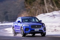 雪道走行用に試乗車はスタッドレスタイヤを装着していたが、スタッドレスタイヤ特有のロードノイズもなく、快適に移動することができた。