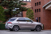 ボディーサイズは全長×全幅×全高＝4940×2020×1780mm、ホイールベース＝2995mm。Cピラーのデザインは、先代モデルから継承している。