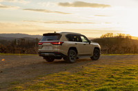 ウオータージャケットに包まれたハイブリッドバッテリーは荷室の床下に搭載。補器類用の12Vバッテリーはボンネット内から荷室の左側に移されている。