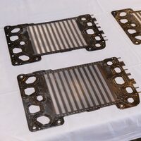 セパレーターは非常に薄い2枚の金属プレートを重ねて製作。その内部を冷却水の流路としている。これまでは、セパレーターと電極接合体の樹脂枠の両方に冷却水の流路が必要だったが、新型のFCスタックでは、冷却機能をこのセパレーターに集約。構造のシンプル化と材料コストの低減を実現している。