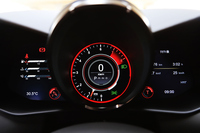 メーターは左右にインフォメーションディスプレイを備えたフルデジタルの単眼式。トラックモードを選択すると、ご覧の通り表示が赤くなる。