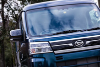 上級グレードに位置づけられる「アトレーRS」には、オートレベリング機能付きのLEDヘッドランプが標準で装備される。