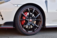 フロントブレーキはブレンボ製。キャリパーにはモノブロック4ピストンタイプ、ディスクにはドリルド＆ピラーフィン・ディスクが採用されている。