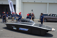 いざテスト走行！ とピットアウトした名古屋工業大学の「Horizon 17」。まだソーラーパネルが装着されておらず、大容量のバッテリーを積み込んでの走行となった。