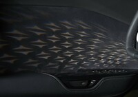 ドアの開閉時にドアトリムに投影された光の陰影が変化するイルミネーションは世界初採用の装備とされている。