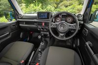 インテリアにおける「ジムニー」と「ジムニーシエラ」の違いは、速度計とエンジン回転計の目盛り程度。今回の新型では、ダッシュボードの最上段に純正ナビを搭載するスペースが設けられた。