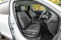 「e：HEV Z」にはファブリックと合皮のコンビシートが標準装備される。