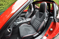 「RS」にはレカロシートが標準で備わる。シートバックとクッションにアルカンターラを、サイド部にはナッパレザーを使用している。