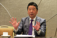 控室にてメディアの取材に応じる木村社長。トヨタで日本におけるレクサスの立ち上げに携わったり、日産のインドネシア現地法人の社長を務めたりした後、2014年7月にボルボ・カー・ジャパンの社長に就任する。なお、同社の社長を日本人が務めるのは、これが初のことだったという。