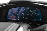 車速やエンジン回転数はもちろん、タイヤの空気圧や前後左右の加速度、ラップタイムなどの表示機能も備えた12インチのデジタルメーターパネル。選択されたドライビングモードに応じて、表示内容やデザインが切り替わる。