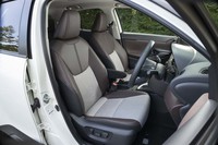 試乗車「ハイブリッドZ」の前席はシートヒーター付き。運転席には6ウェイの電動調節機構も備わる。