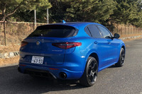 ボディー同色のホイールアーチやサイドスカート、リアバンパーが採用されるのも「ステルヴィオ ヴェローチェ」の特徴だ。ボディーサイズは全長×全幅×全高＝4690×1905×1680mm。