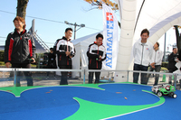 発売前のタミヤのRC三輪バイク「ダンシングライダー」の体験コーナーで、一貴と可夢偉、寿ーが対決。最後は3台がダンゴ状態でクラッシュして終了。