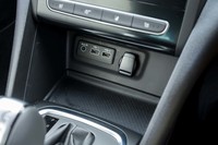 シフトセレクターの前方には前席用のUSBタイプA（2基）と12V電源、AUXポートが備わっている。