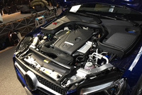 プラグインハイブリッドシステムを搭載した「GLC350e 4MATICクーペ スポーツ」のエンジンルーム。エンジンとモーターを組み合わせたシステム出力は最高出力320ps／最大トルク57.1kgm。