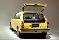 1972年に登場した「ホンダ・シビック」。当初はテールゲートのない2ドアが主体で、3ドアはグレードが限られていた。写真は1975年にマイナーチェンジを受けて、「51年排ガス規制」をクリアしたCVCCエンジンを積んだ3ドア。